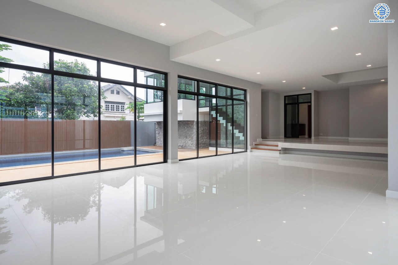 บ้านมือสองตกแต่งใหม่ ม.ซอย พหลโยธิน56 พหลโยธิน บ้านเดี่ยวหลังใหญ่ ภายในตกแต่งหรูหรา บนเนื้อที่เยอะถึง 98.60 ตร.ว. 3 ห้องนอน 3 ห้องน้ำ 2 ที่จอดรถ บรรยากาศเป็นส่วนตัว พร้อมมีสระน้ำในตัว บนพื้นที่กว่า 430 ตร.ม. บนทำเลที่ดี เชื่อมต่อถนน พหลโยธิน, ลำลูกกา, วิภาวดี-รังสิต เดินทางสะดวกใกล้รถไฟฟ้า สถานี "แยก คปอ, คูคต"